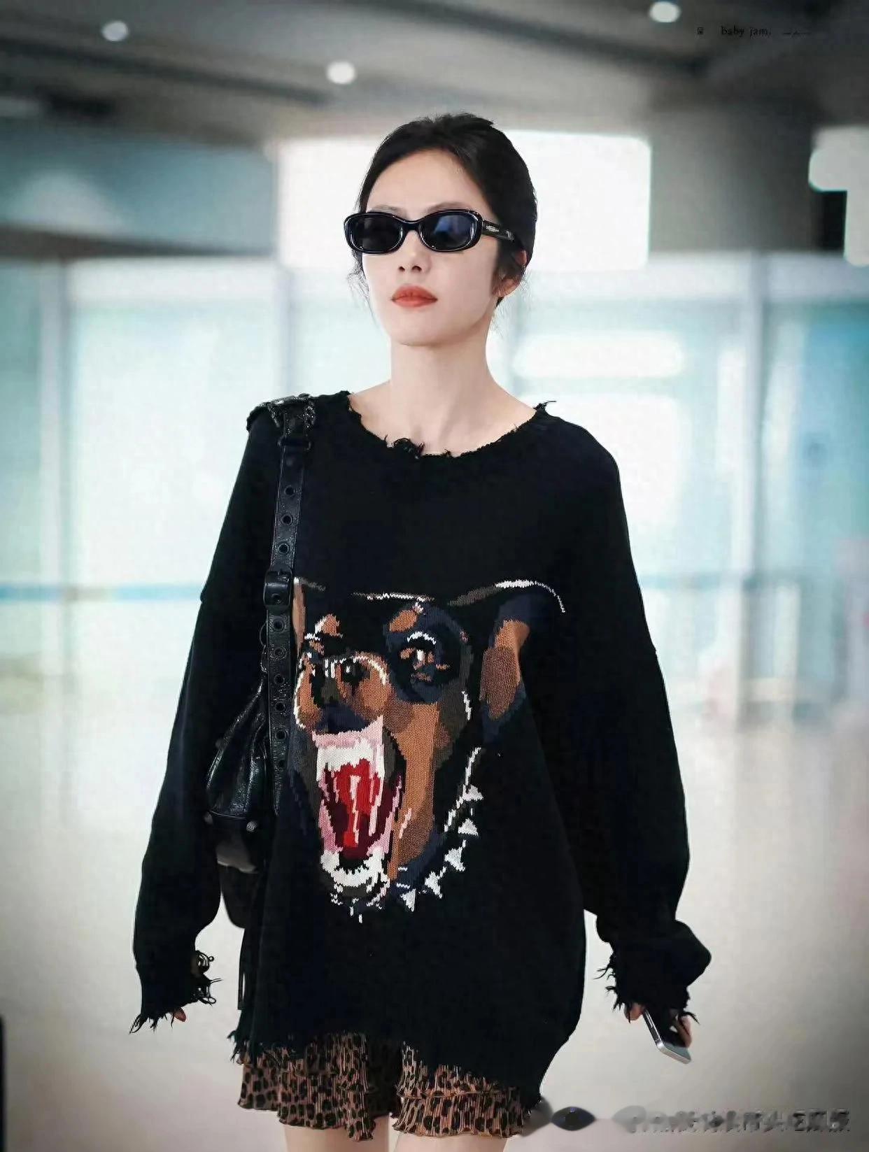 蔡文静机场私服真时髦！印花毛衣+豹纹短裙+厚底鞋，洋气又高级！