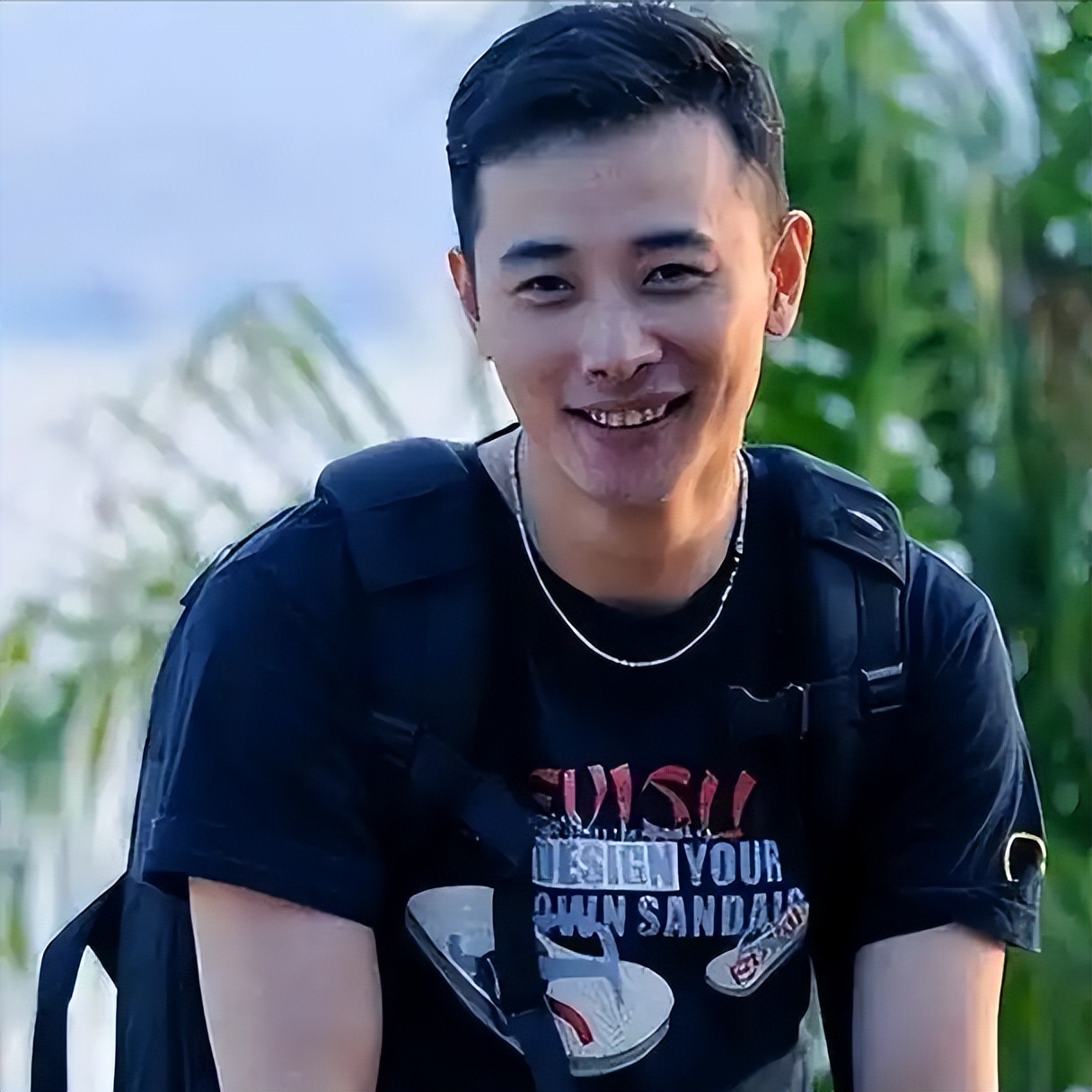 婚变传闻仅2周，罗晋罕见现身晚会展示好状态，唐嫣却不见人影