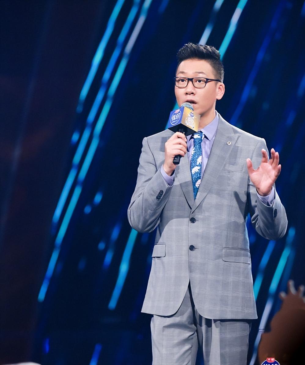 他曾是央视主持,却因“任性”引起领导不满,今54岁在街头当吃播