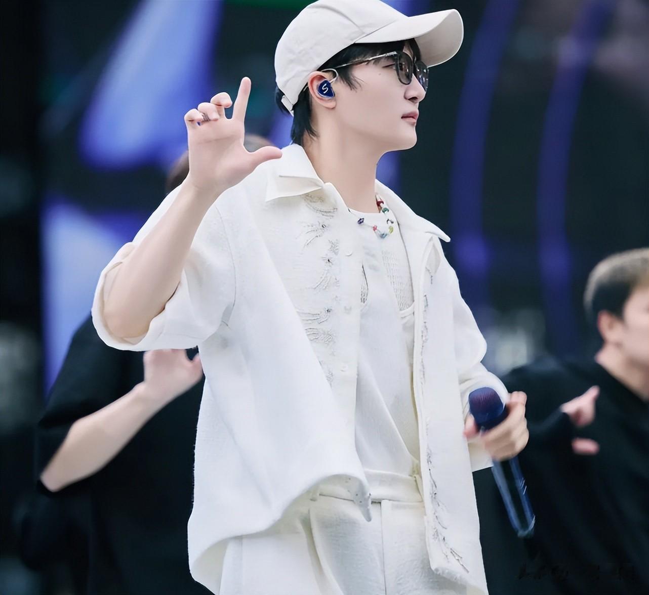 人善被人欺？央媒专访暴露周深真实处境，那英的话总算有人信了