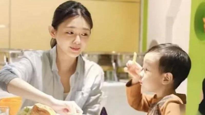 贾永婕晒大S未生育旧照，超罕见，吴佩慈称其求生欲超强