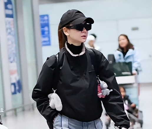 李承铉一家回京！戚薇脸肿唇白好疲惫，lucky推弟弟被误认成保姆