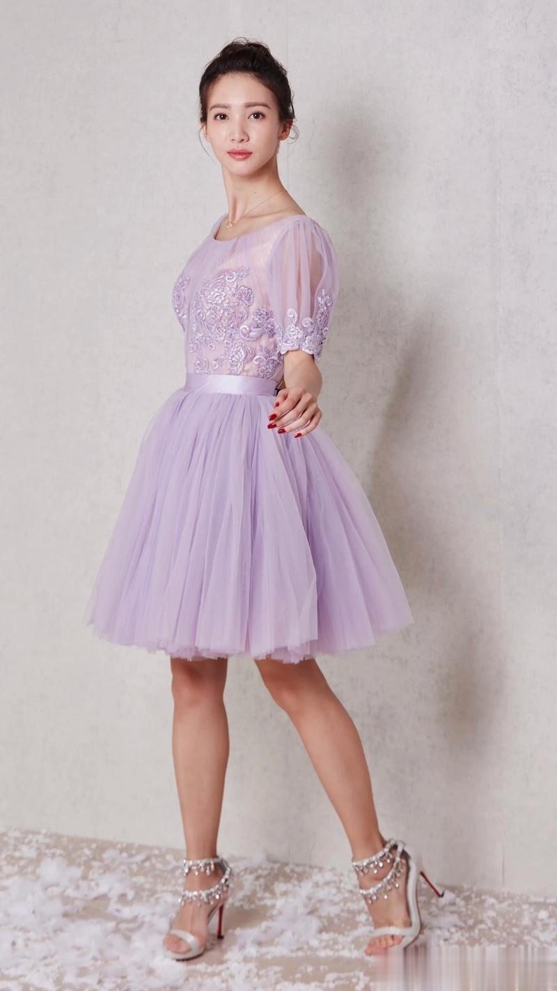 金晨，曲线曼妙温柔动人