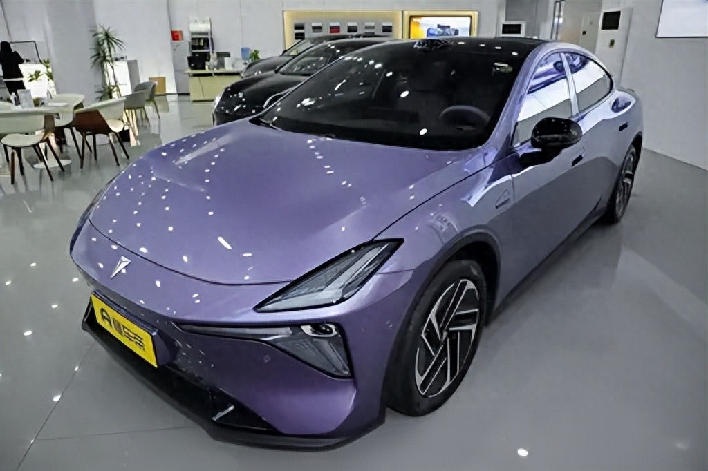 智能配置拉满，纯电续航670km，这样的轿跑还挑什么？