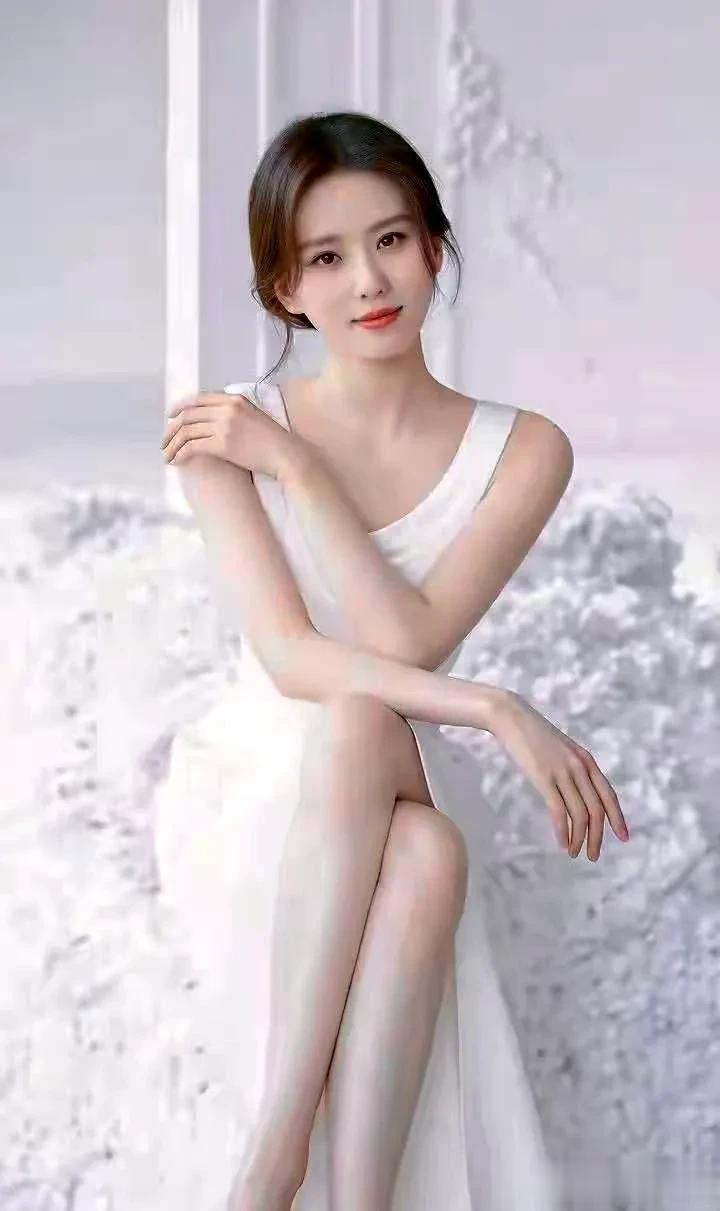 刘诗诗又杀疯了！优雅坐姿+礼服，把“温婉贵气”玩明白了