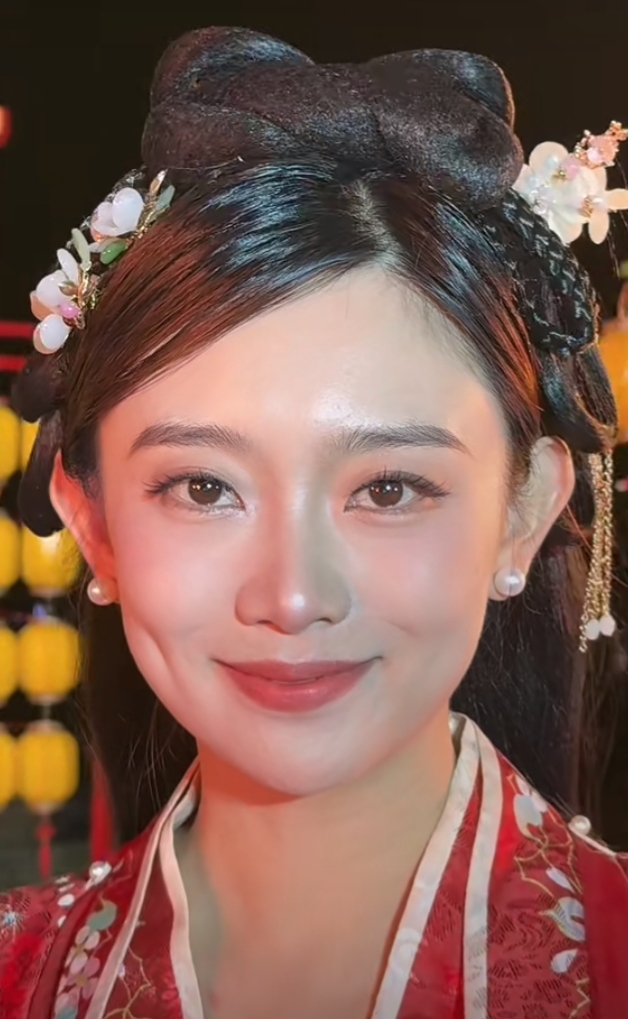 李七月一袭古装,祝双节快乐,幸福安康