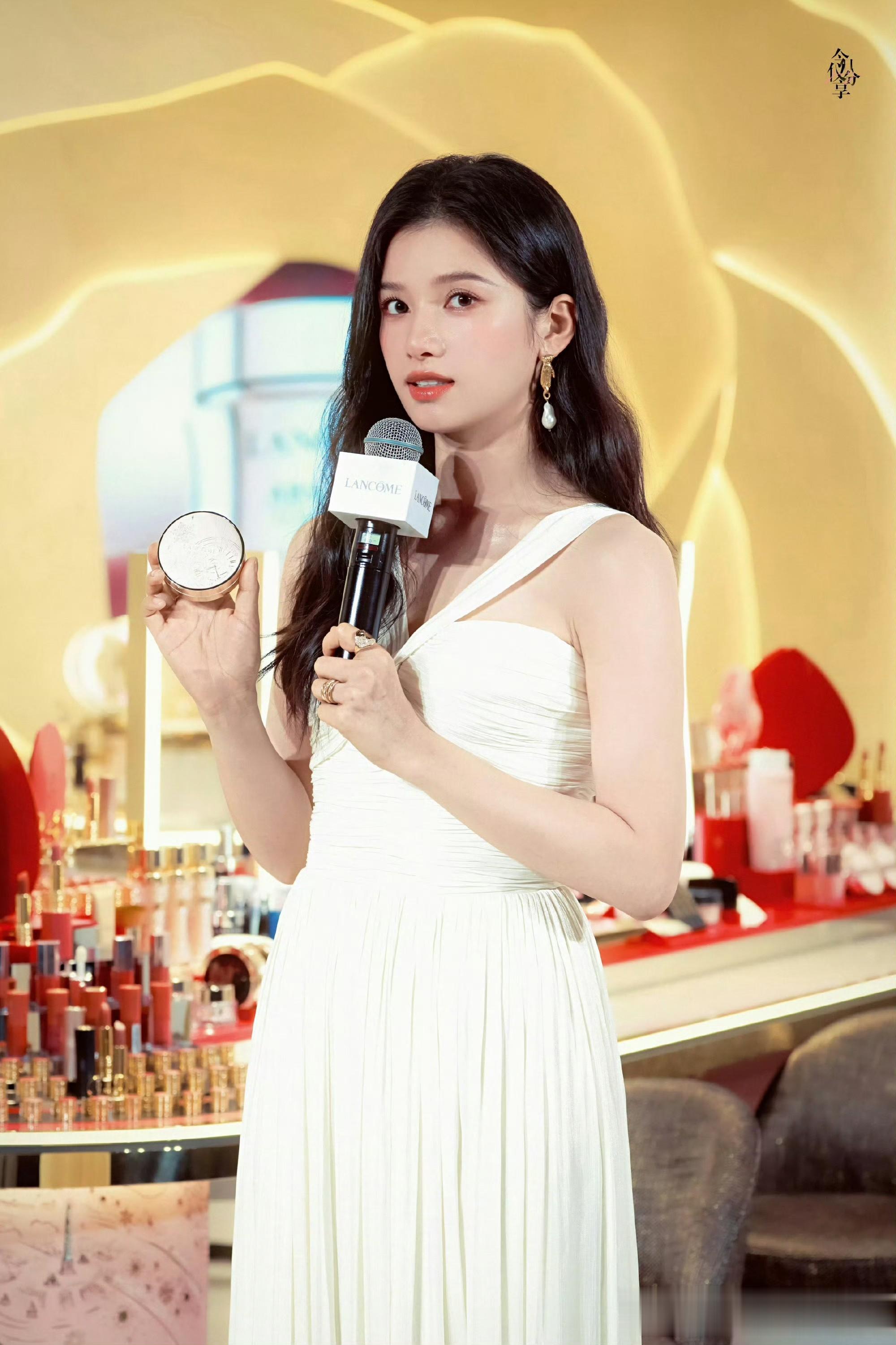 张婧仪白裙造型亮相活动，优雅灵动尽显温婉气质