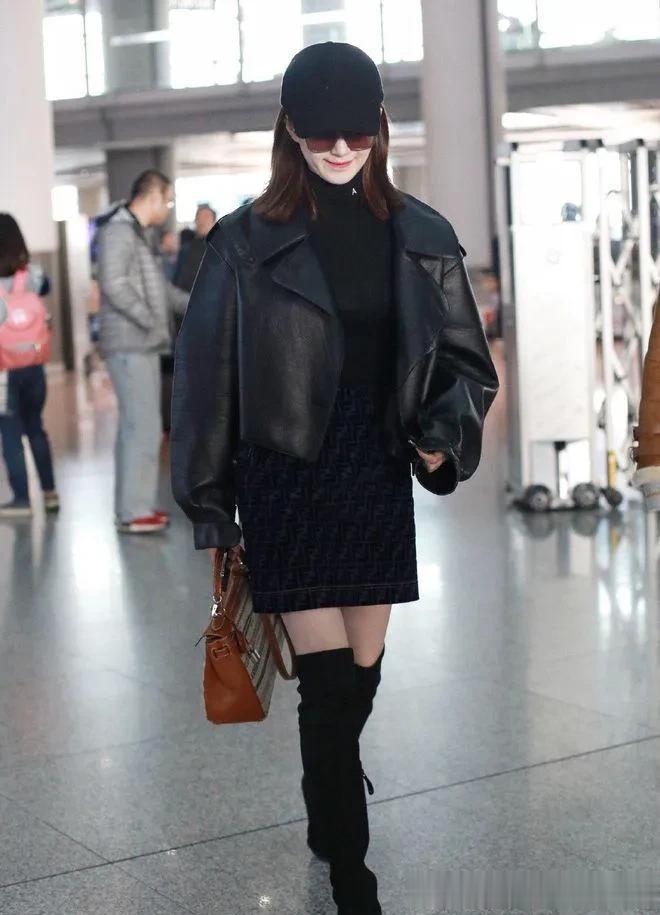 江疏影真是穿搭高手!黑色皮衣+短裙+长筒靴,时髦洋气又高级!