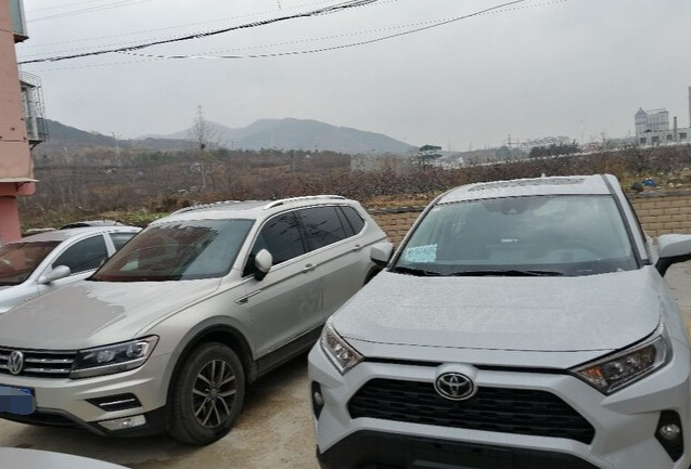 荣放RAV4与途观L停在一起，两大厂畅销SUV颜值最直观对比