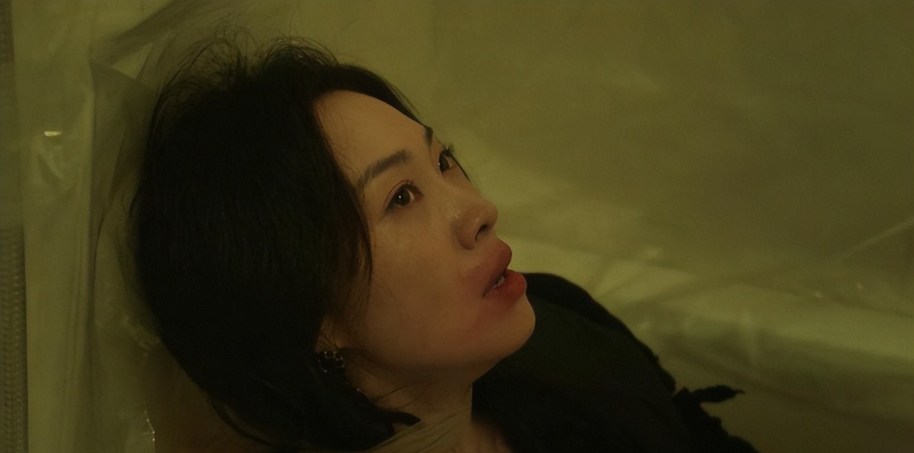 一身油腻，满脸冻肉，却非要演美艳卖酒女，网友：真不害臊吗？