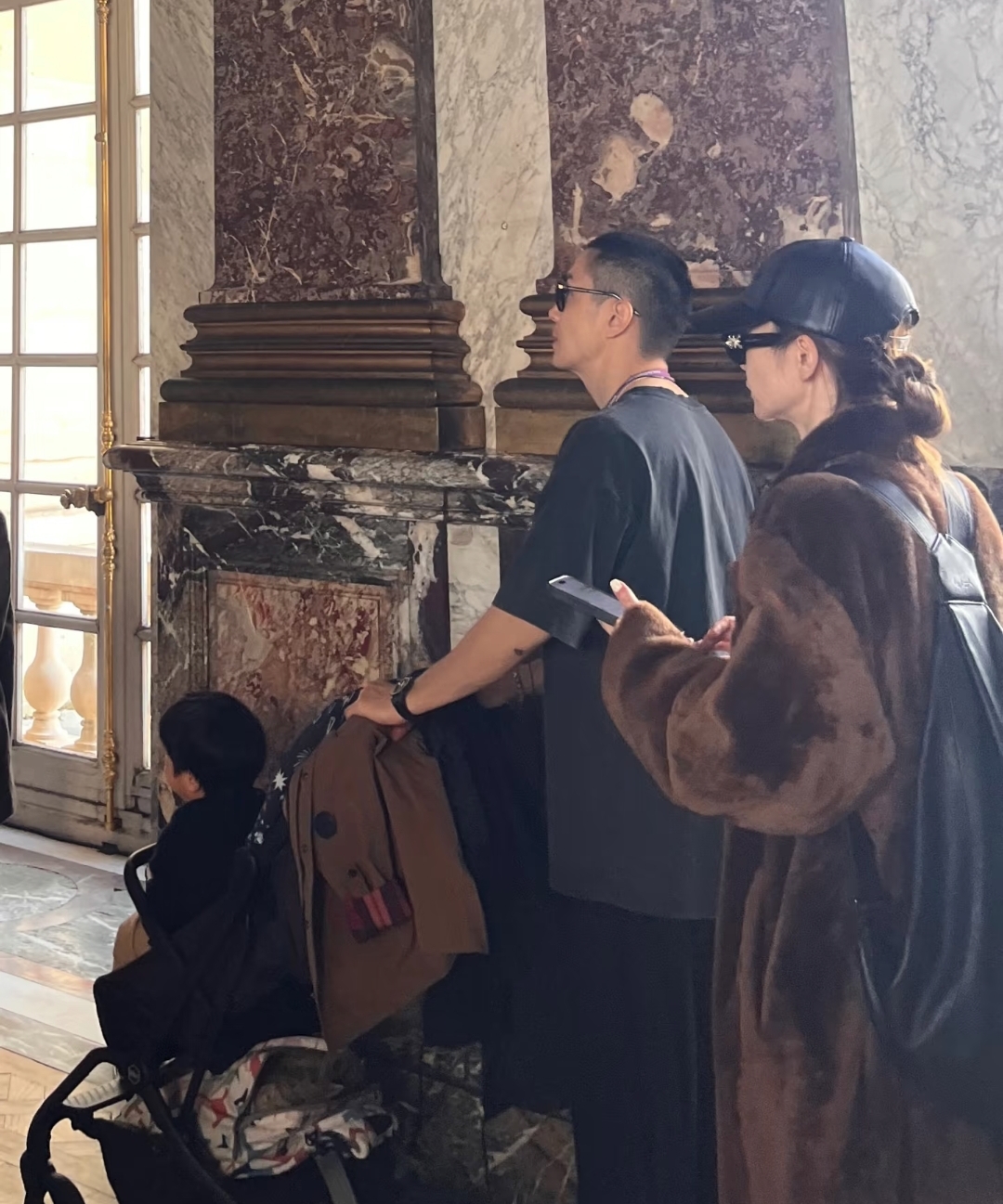 戚薇一家逛凡尔赛宫，李承铉穿短袖她穿大衣，小Seven头圆很可爱