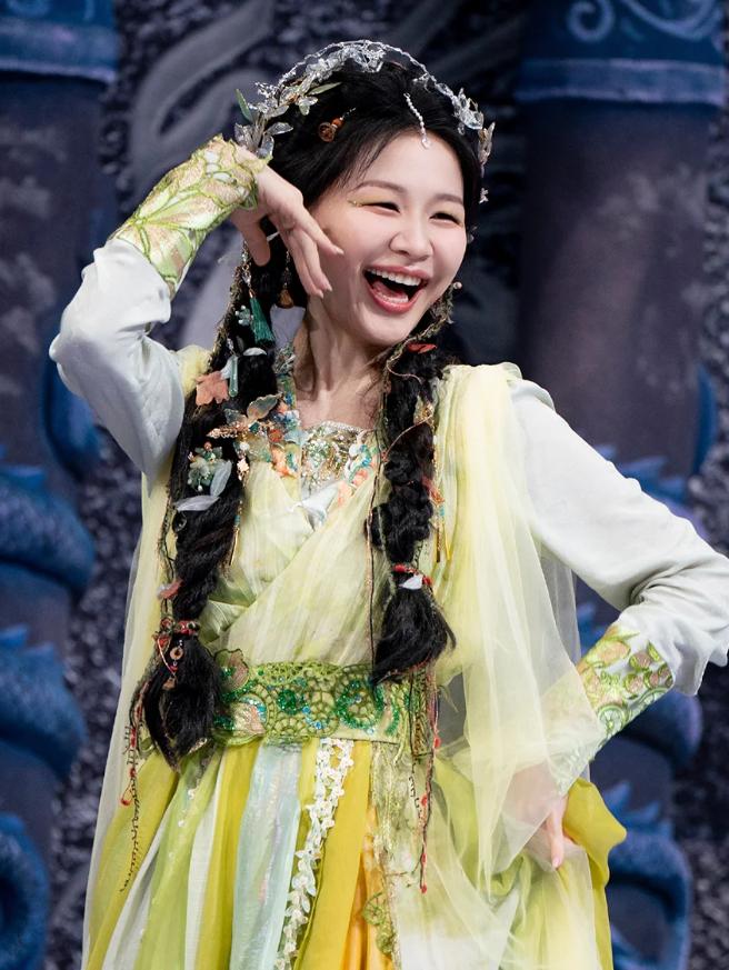 从喜剧丑女到超级明媚大美人 这位90后女星真的是“红气养人”！