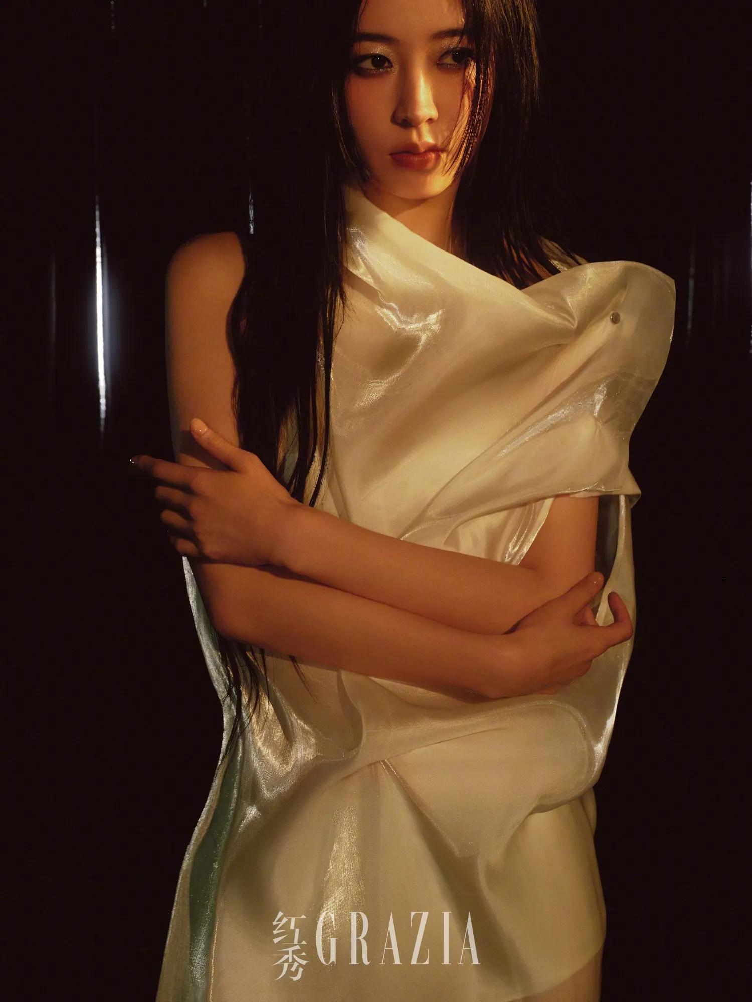 周雨彤《红秀》写真美图