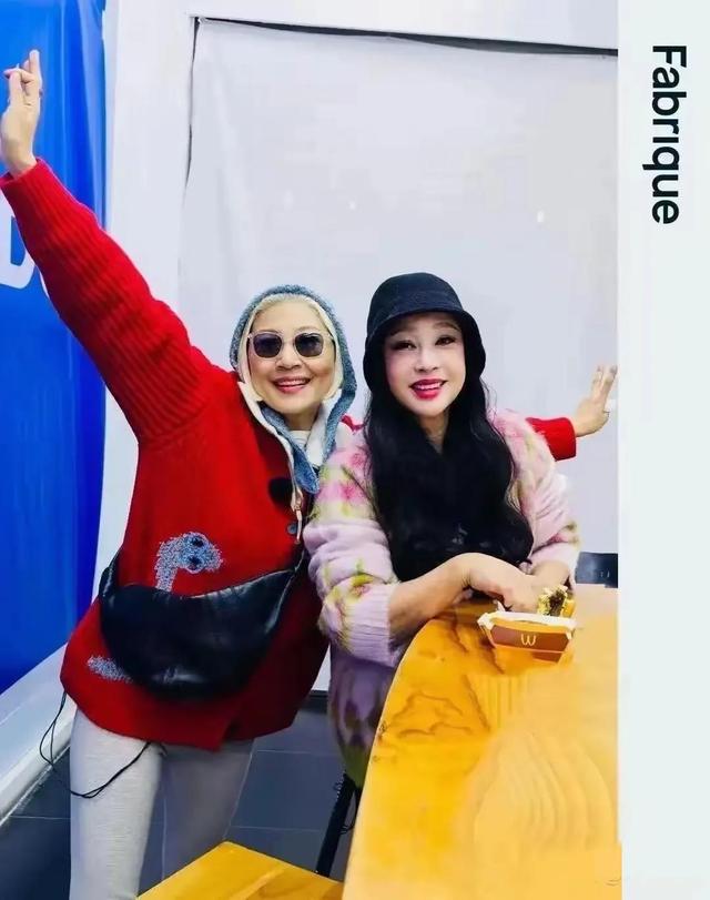 74岁刘晓庆再次“扮嫩”成功，穿新中式配长卷发，轻松嫩回30岁