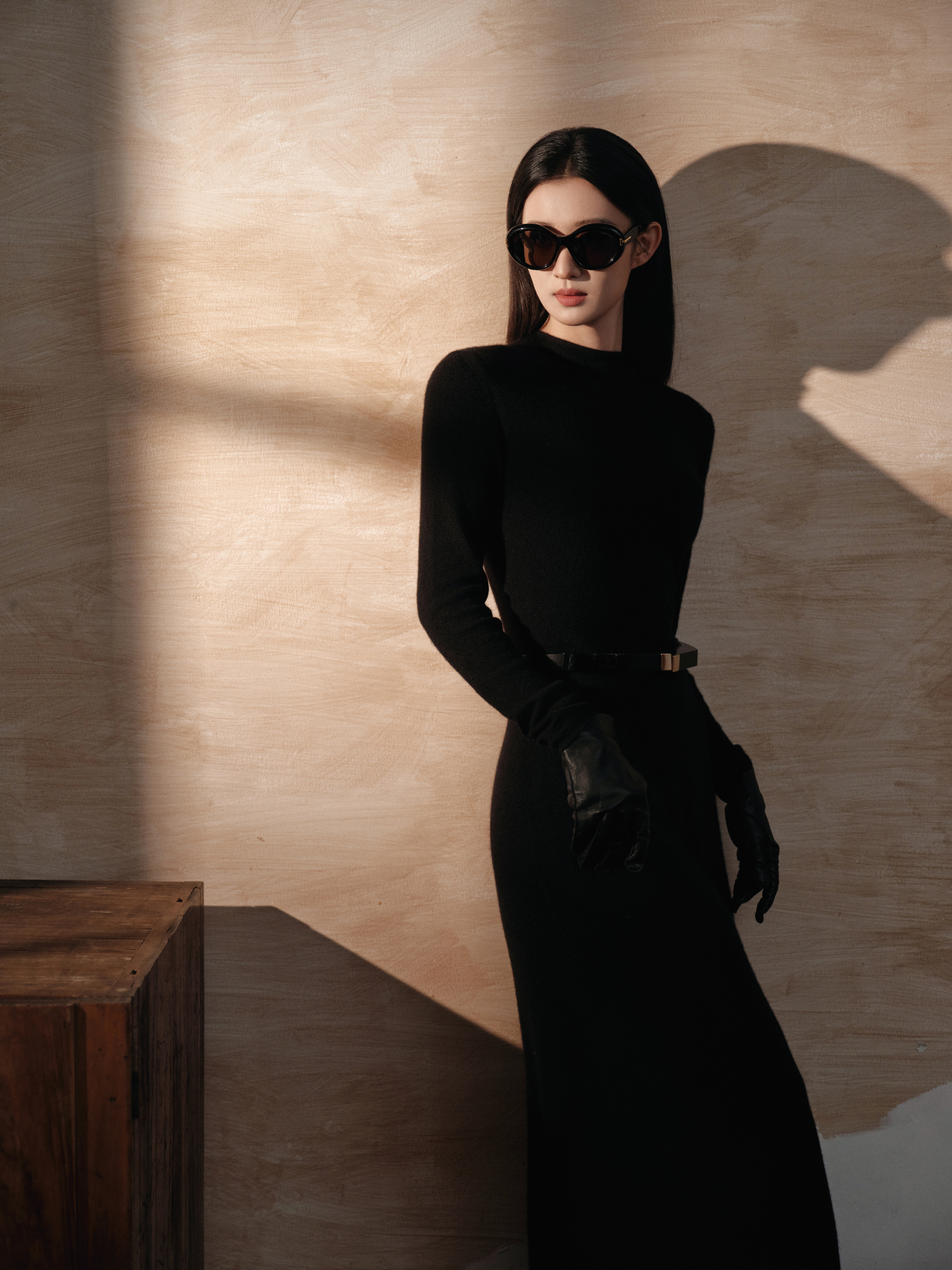 王楚然TF线下活动，修身黑裙显窈窕身姿，墨镜一戴化身冷艳女特工