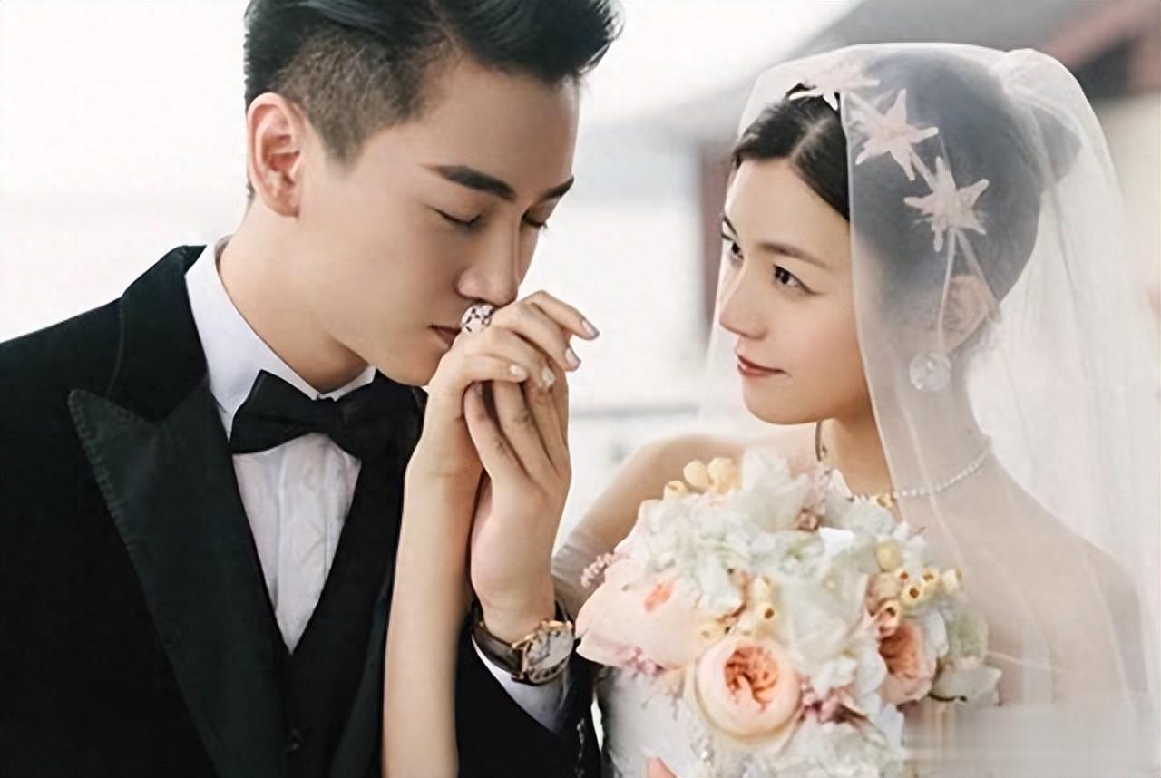 陈晓线下宣传新剧，又瘦又黑，满口黄牙，一代男神老到认不出