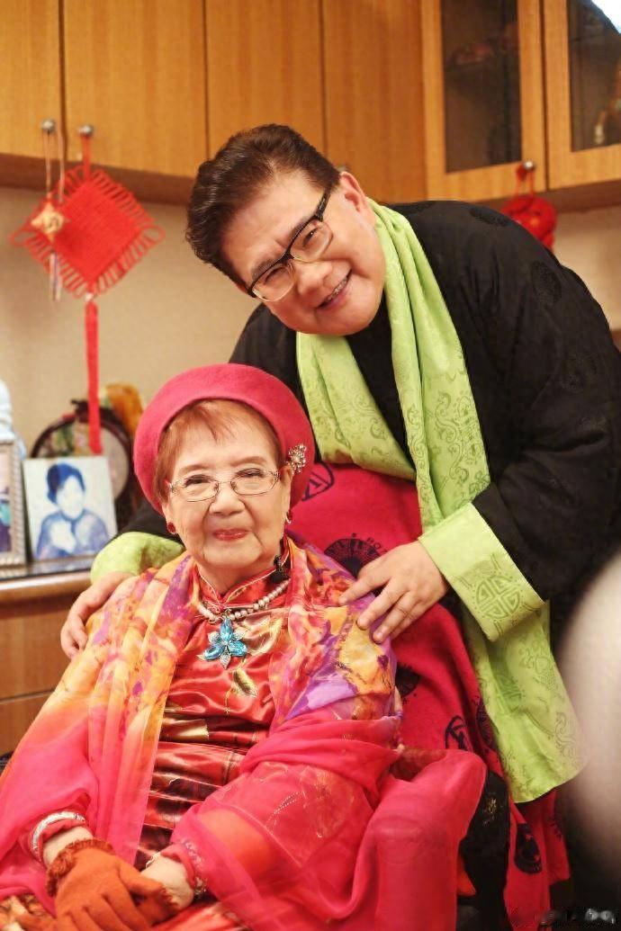 曹可凡探望老舅妈,近百岁仍记戏词,丈夫是《羊城暗哨》老戏骨。