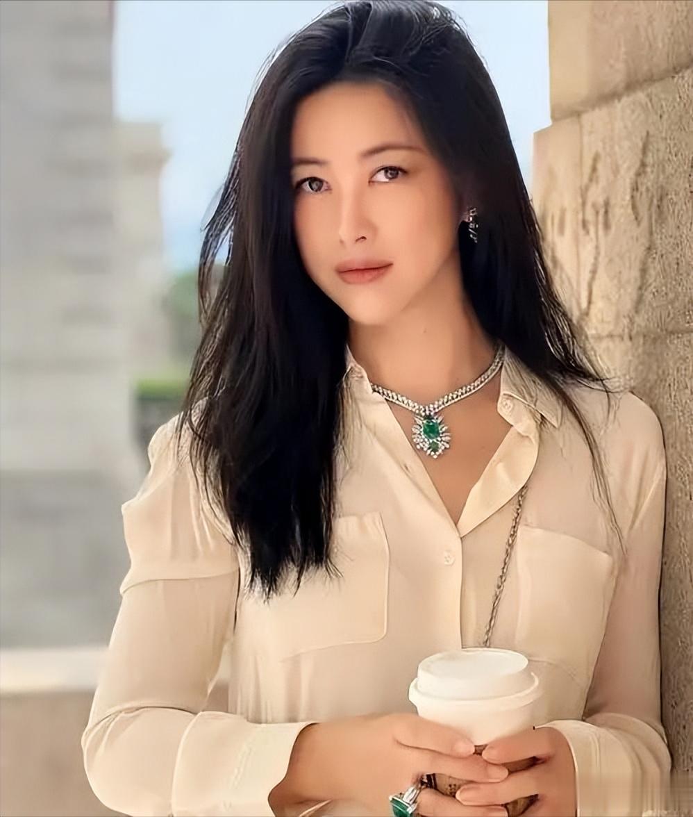 看完翁青雅采访翻车，再看朱珠当主持人时期，没有对比就没有伤害