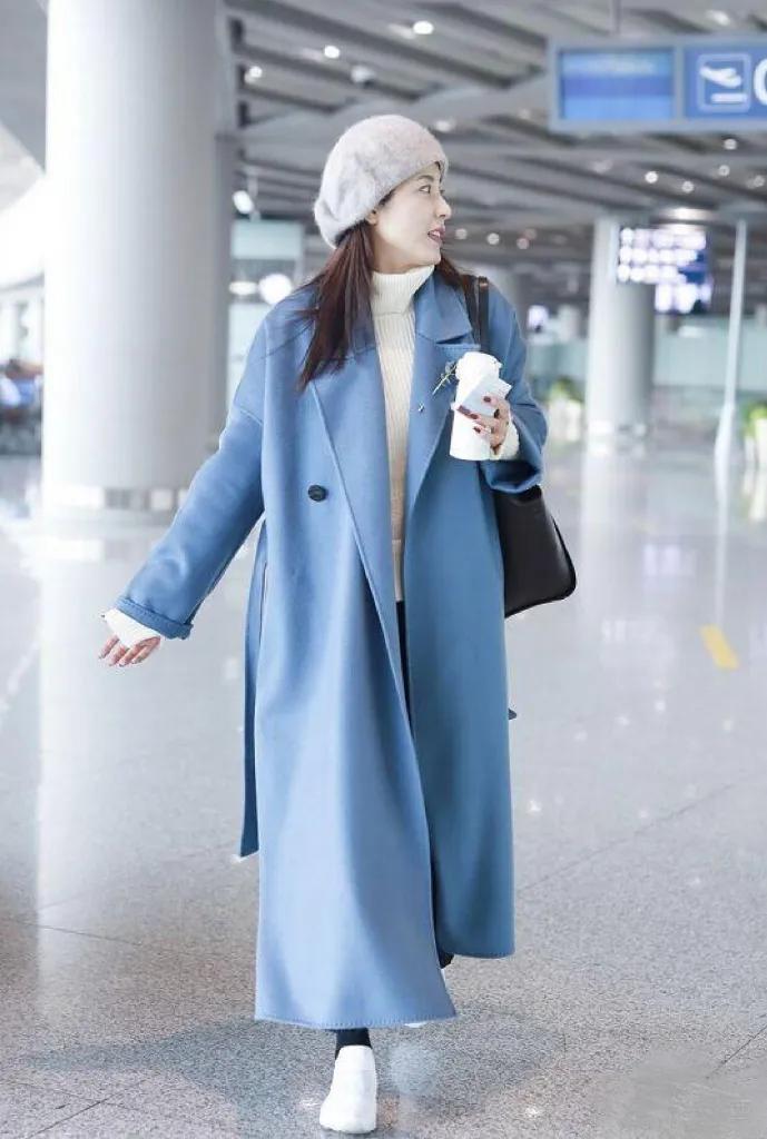 48岁曾黎穿出了高级感！雾霾蓝大衣阔腿裤贝雷帽，减龄又时髦！