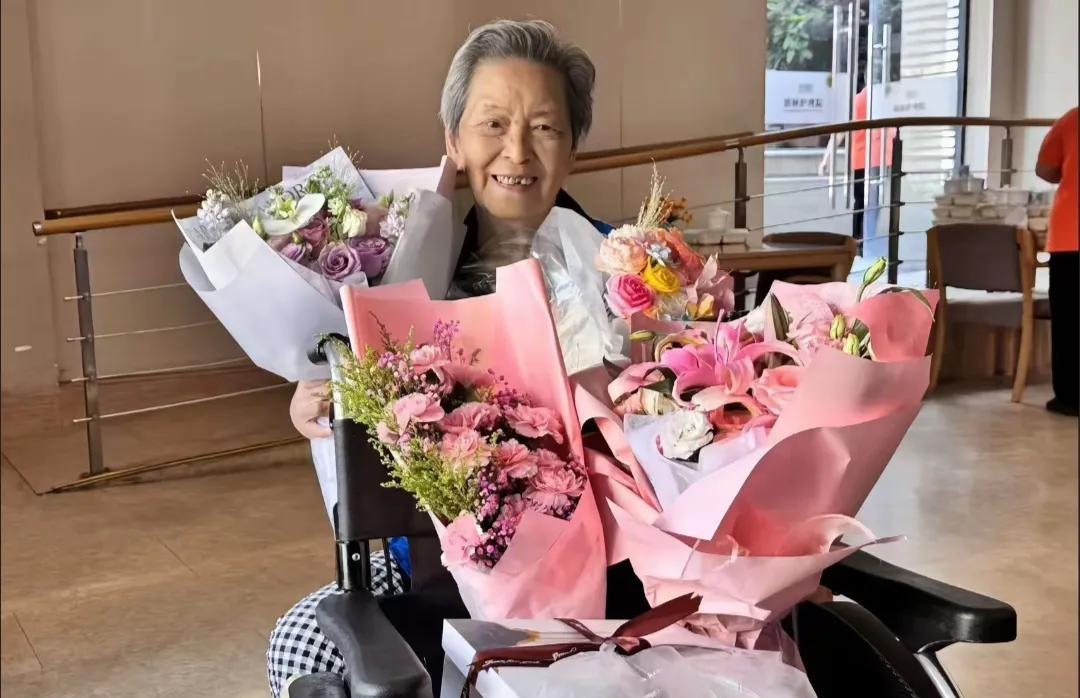 为拍红楼梦3年不回家，儿子诉苦信帮她成就经典，女儿也成老戏骨