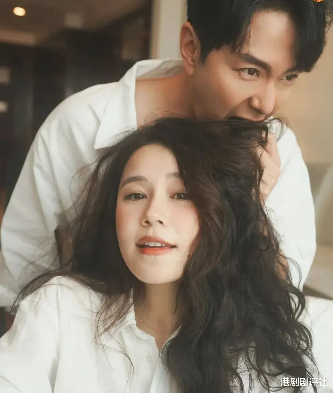 TVB花旦黄翠如卸货在即不舍小肚子，何依婷怀孕八月晒大肚写真肥肚不肥人