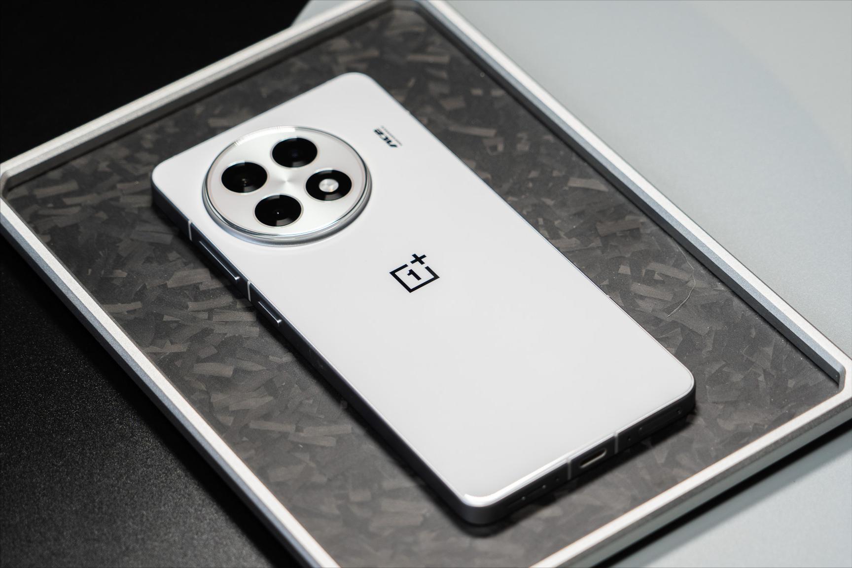 一加更激进了,骁龙8至尊+耐摔直屏+6100mAh,国补后售价亲民