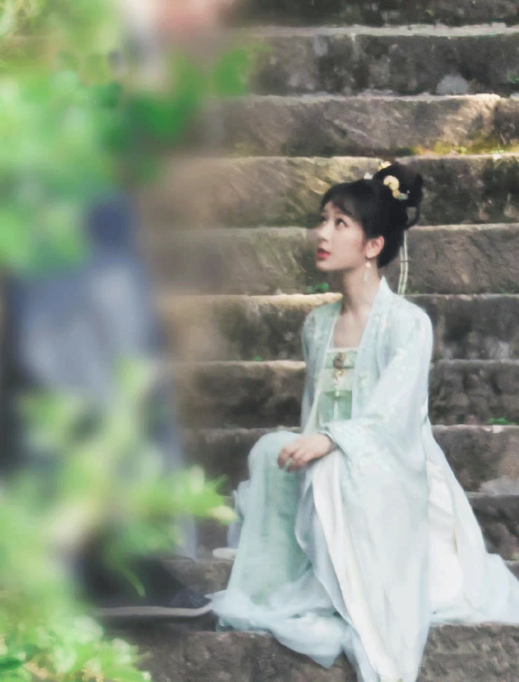 杨紫最新造型，穿紫色精致纱裙超美大气，现场叉腰撒娇好萌呀