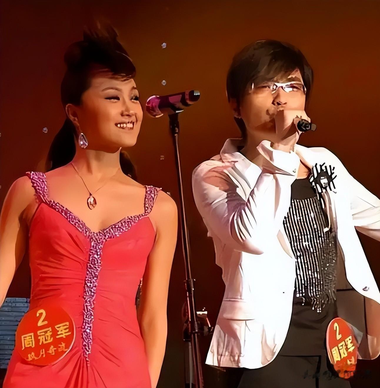 王小玮受邀现场观礼九三大阅兵，穿中式套裙戴珍珠耳环美得耀眼