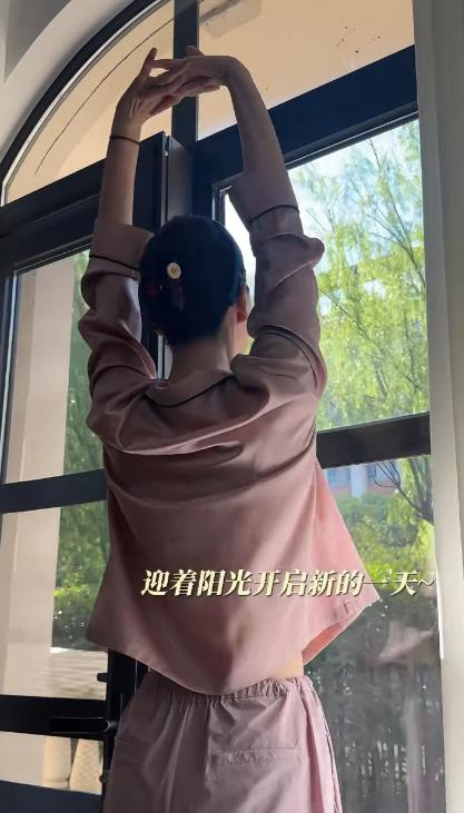 央视42岁王冠上海豪宅曝光，三层别墅带俩院子，新婚一年生活滋润