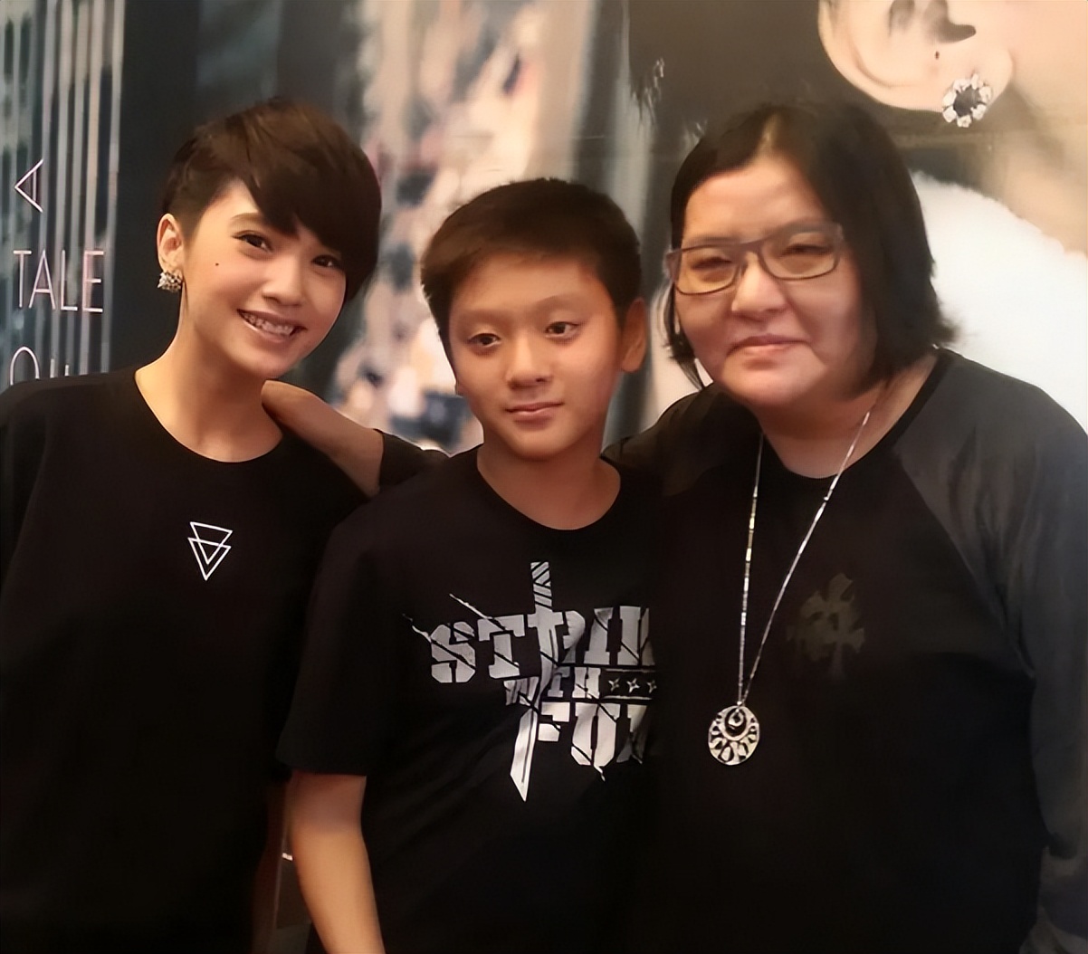 王菲前经纪人被控侵吞闺蜜31亿台币遗产,闺蜜儿子发声恳求她归还