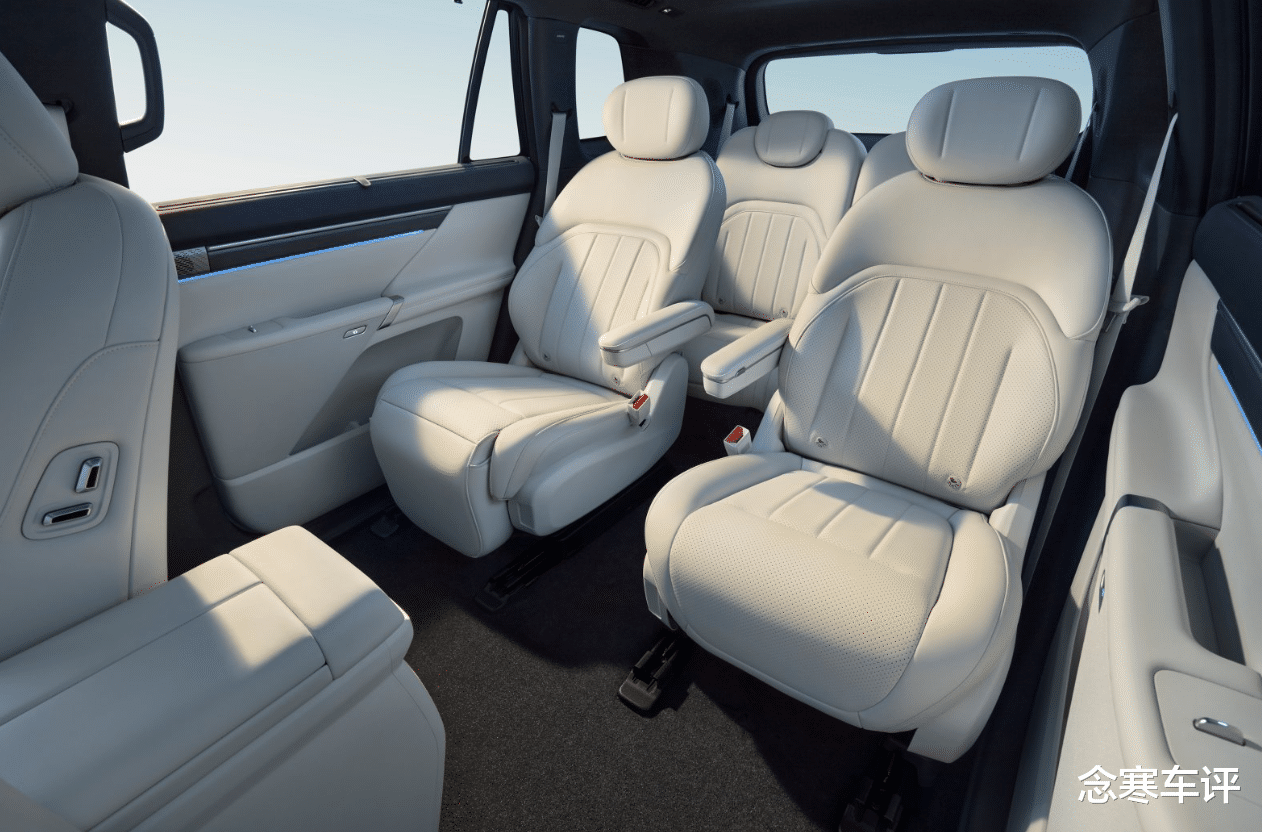 尺寸与价格的反差!东风eπ008车长超5米,轴距超3米,卖17.36万