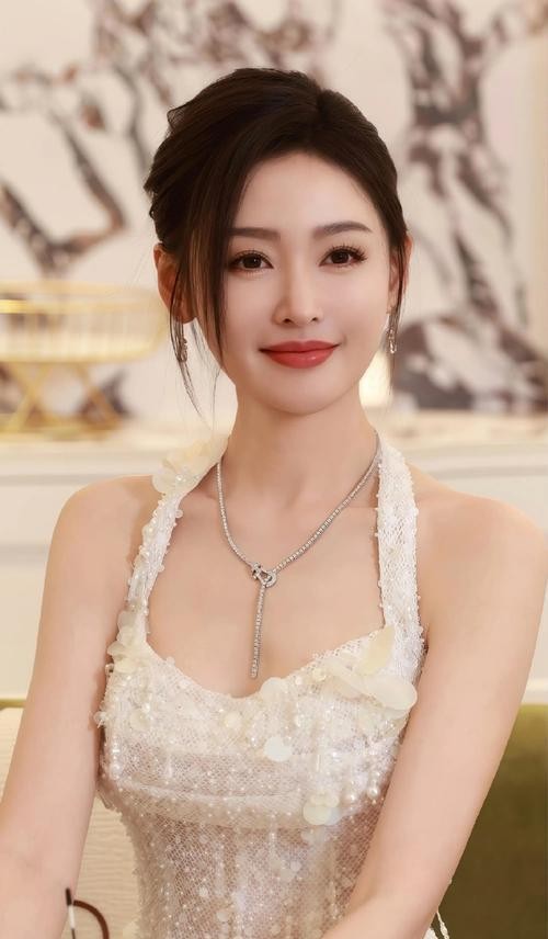 眀眀同一人，演完《雪中悍刀行》再演《长安的荔枝》，差点没认出