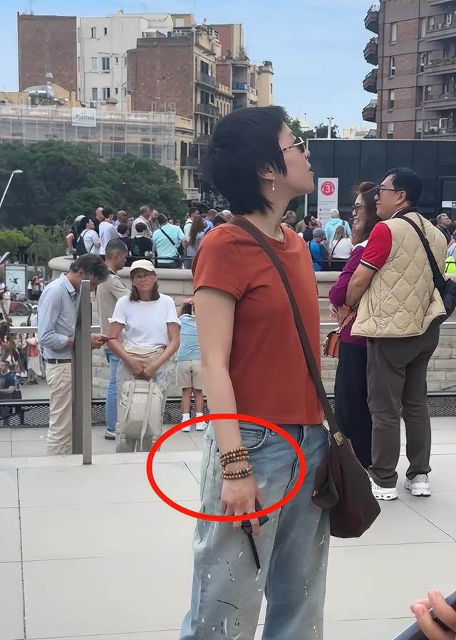 王菲大妞西班牙“低调炫富”，背8798元布包，手缠5圈念珠有说法