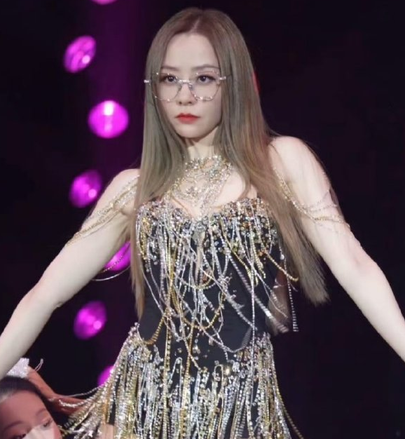 低俗，擦边，“网红化”严重？张靓颖发文怒撕标签：骂得真脏！