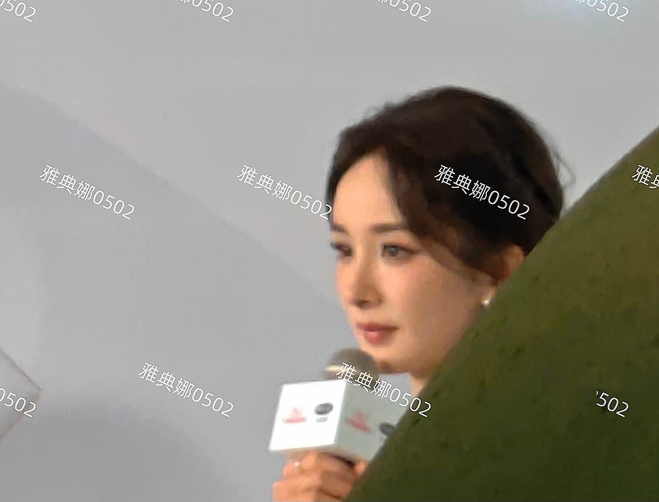 上海环球港见到杨幂身材挺好体态欠佳颜值也没有网上夸的那么漂亮