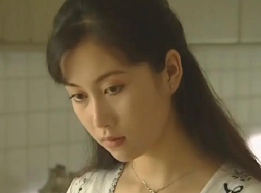 原来我们都被骗了！官媒揭开温峥嵘真实处境，刘涛张柏芝也遭殃