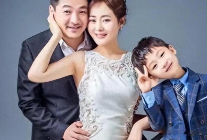 钱多还真有用！他闯关东爆火后娶了美女同桌，如今生活令人羡慕