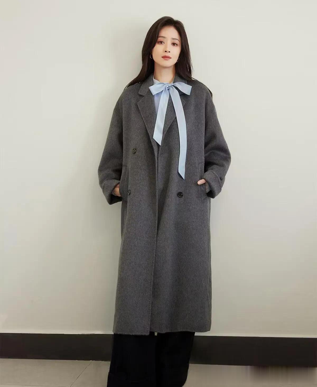 蒋欣减肥成功后大变样！灰色大衣+系带羊毛衫+阔腿裤，高级又洋气