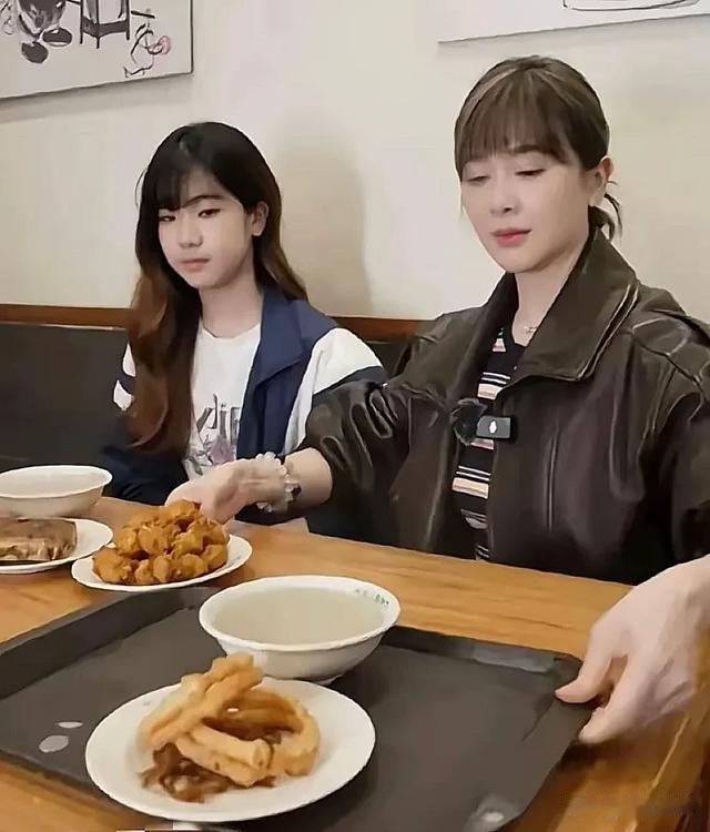 左小青大换脸了吗?带着女儿吃早点,根本不敢认看起来比女儿年轻