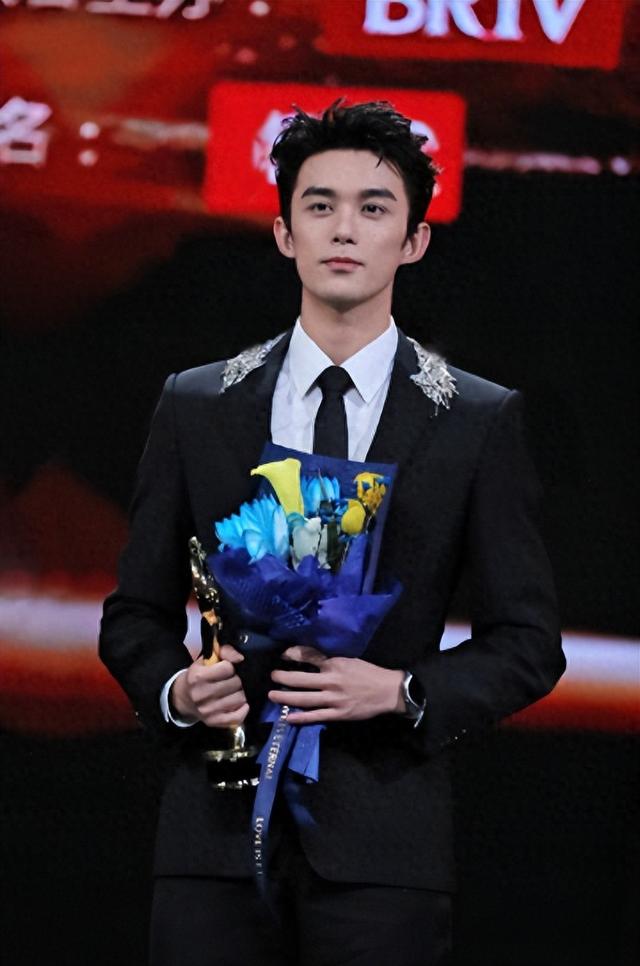 外交部发言人赵立坚“点名”,暴露吴磊真实处境,胡歌真的没说错