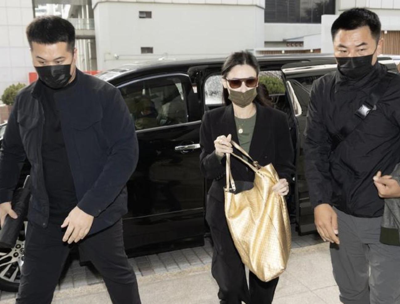 张柏芝官司审讯期结束，三度现身庭外从容庭内激动，结果来年裁定