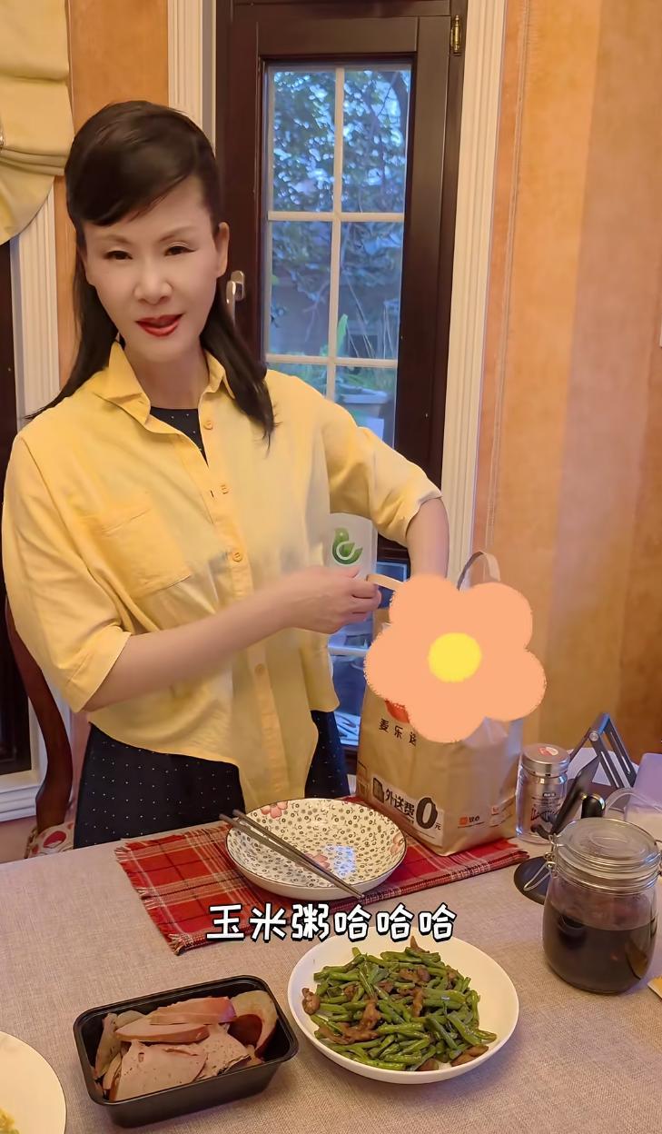 59岁于文华晒北京别墅，上下两层装修雅致，二婚老公年轻帅气