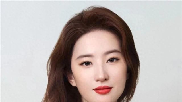 刘亦菲与江疏影聘美，两大女神绝美风姿，你更喜欢哪一位？