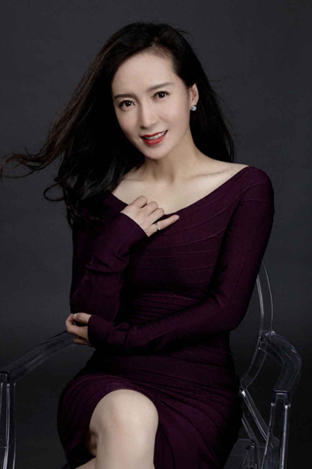 她长得漂亮，演技好，父母却一个瘫痪，一个截肢，丈夫将她宠成宝