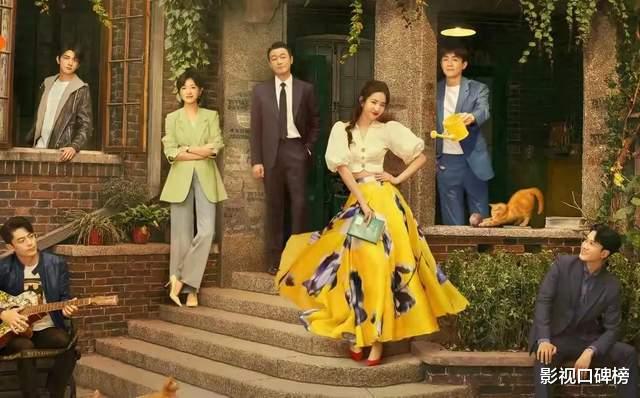 刘亦菲现身阿布扎F1赛车现场，穿一身名牌，妆容精致，颈纹很明显