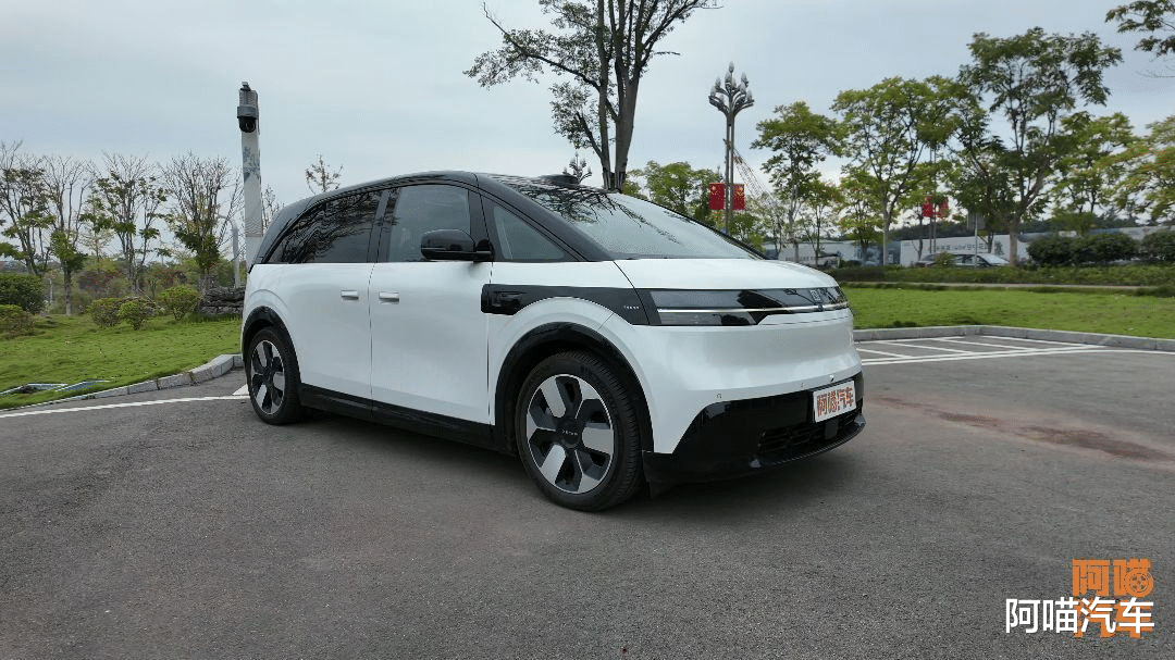 这车设计脑洞太大了，极氪MIX有点意思，为啥却卖不动呢？