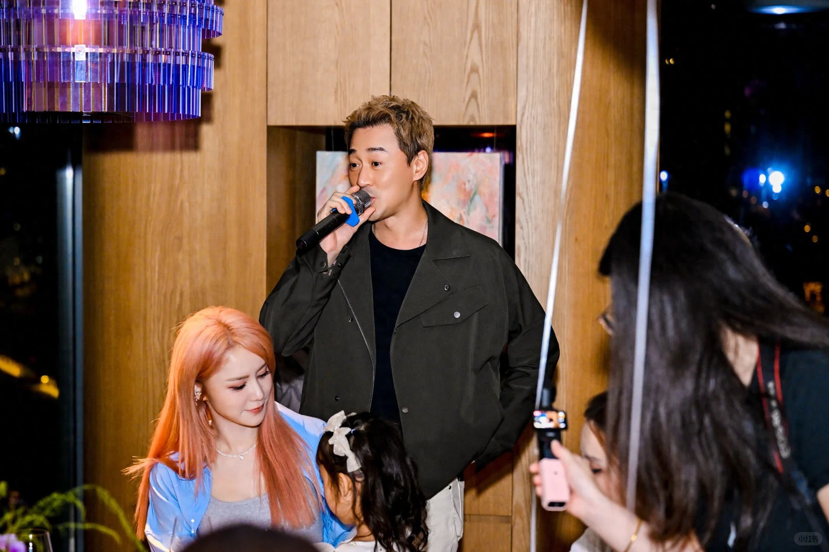 林峯为老婆庆祝35岁生日，张馨月穿着几年前旧衣服，打扮一言难尽