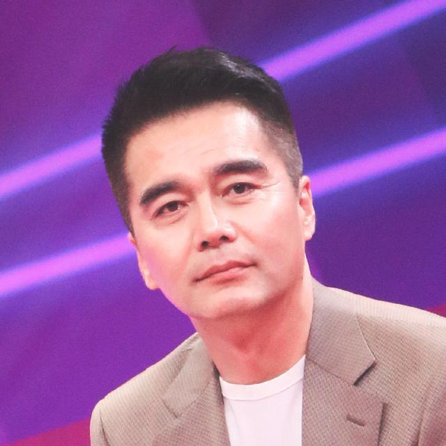 “铁打的许亚军流水的妻”！四婚三离房子越换越大，老婆越换越小