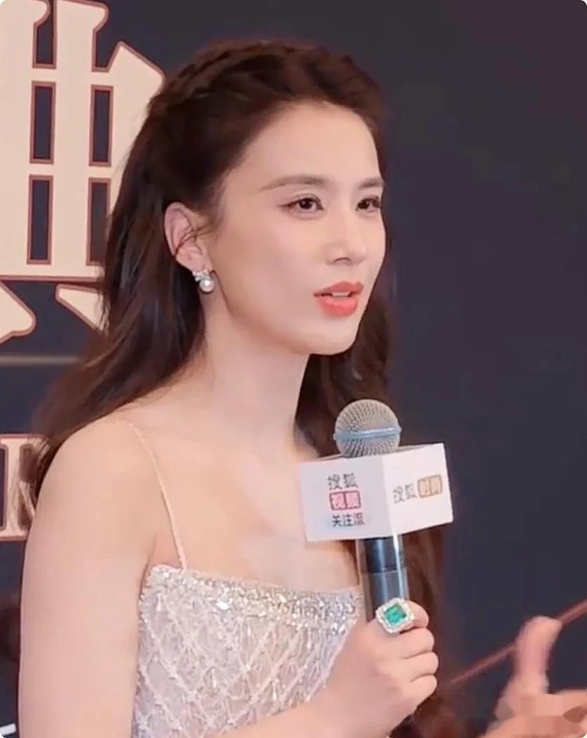 黄圣依离婚不到一年，近期状态像重返20岁:走路有风，眼里有光！