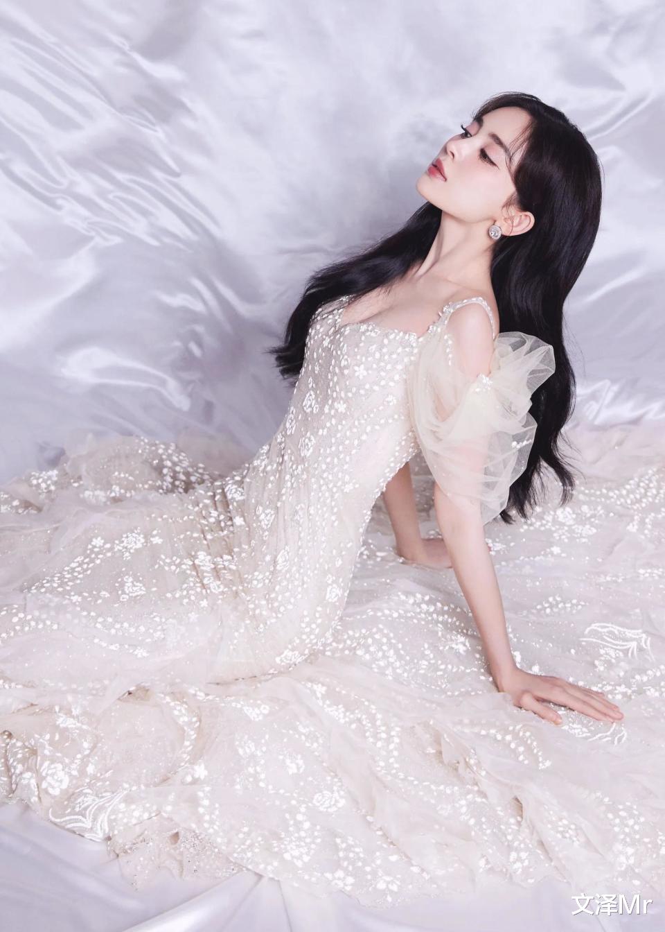 古力娜扎一袭浅色系鱼尾裙，直接把 “人间富贵花” 氛围感拉满